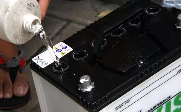 電瓶需要加什么水？如何加水？